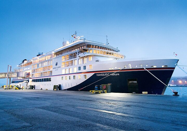 Hapag-Lloyd Cruises: Landstromanschluss der HANSEATIC nature erfolgreich geprüft