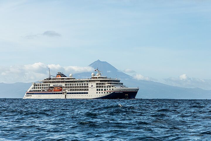 Ohne tägliches Koffer packen: Hapag-Lloyd Cruises reist 2026 zu allen Azoren-Inseln