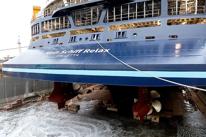 Weihwasser und Prosecco – Die Mein Schiff Relax hat erstmals Wasser unterm Kiel