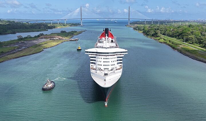 Queen Mary 2 durchquert erstmals den Panamakanal