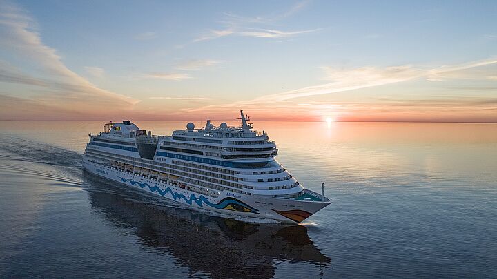 AIDAmar eröffnet die Kreuzfahrtsaison in Warnemünde