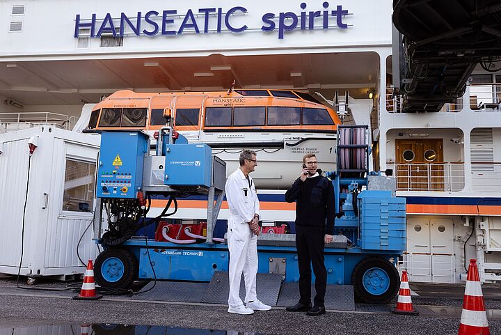 Nachhaltig auf Kurs: HANSEATIC spirit läuft mit Biokraftstoff zur erfolgreichen Prüfung des Landstromanschlusses in Hamburg ein